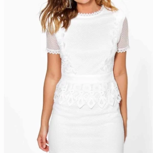  - Oanvänd klänning från Boohoo i storlek 36. Perfekt till student eller andra speciella tillfällen.  Klänningen har fina och unika spetsdetaljer samt dragkedja på ryggen.  Eventuell frakt tillkommer på 39:-  Nypris: 280:-