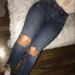 Snygga slitna jeans med slitningar ned till också🔆 100kr och köparen står för frakten🔅