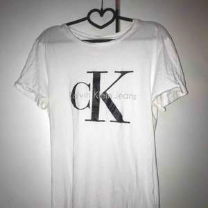 Calvin Klein t shirt, strl S Ska den skickas står du för frakt och betalning via swish, annars finns den i Halmstad/Laholm 