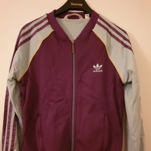 - Adidas tröja. Mycket fint skick använd ett par gånger bara. 