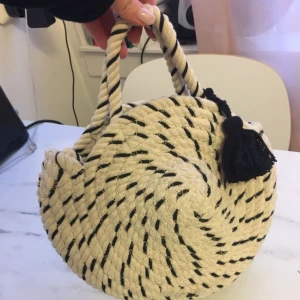  - Helt ny väska från Zara , handgjord. Den kostade 399 kr i affär och är inte använd . Går att använda kort band o hålla i den eller axelbandet . Obs ! Den är rätt tung så frakten går på 79 :- 