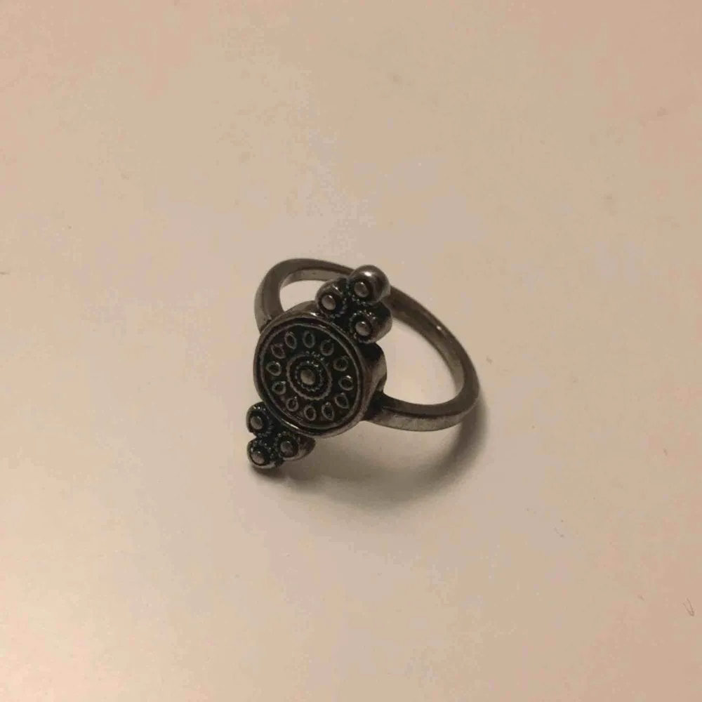 Silverfärgad ring. Möts i Örebro eller skickar, köparen står för frakt. Accessoarer.