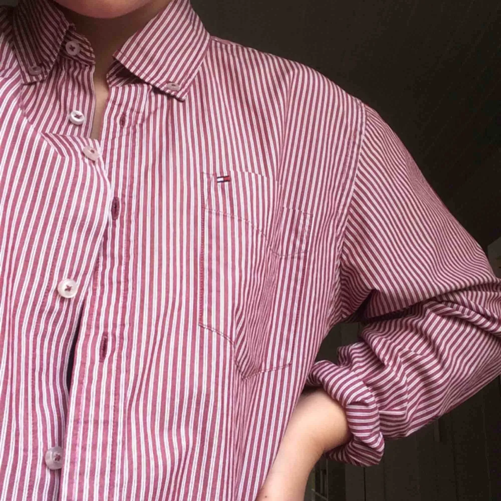 Passa på!! Superfin & äkta Tommy-skjorta söker nytt hem💓Herrstorlek & i mycket gott skick. . Skjortor.