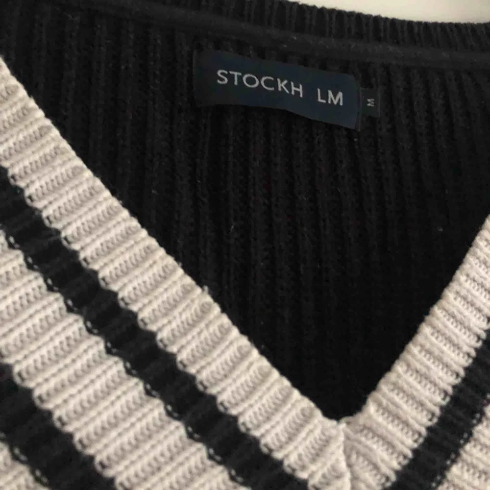 Ribbad tröja från märket STOCKHO LM. Använd fåtal gånger. En fin tröja med riktigt bra kvalité. Köparen står för frakt:). Tröjor & Koftor.