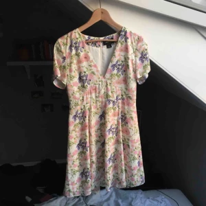  - Jättesöt blommig klänning jag köpt men sen inte haft på mig, nu har den hängt sen förra sommaren i garderoben och jag tror att det är dags för den att gå vidare. Tar swish och möts mer än gärna upp i Stockholm!🌸💕