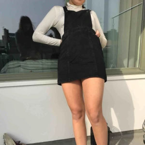  - Supersnygg jeansklännig i svart. Perfekt skick! Så fin till sommaren. Budgivning ifall fler är intresserade. Frakt tillkommer. AnnArs möts vi runt söder!!!😘💓