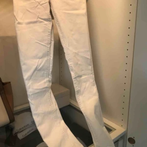  - Vita skinnyjeans i liten storlek. De är fräscha men där är ett litet hål vid en av skärpöglorna och därav det låga priset. Köparen står för frakt! 