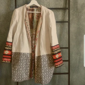  - Fantastisk vårkappa med fina detaljer och lyxigt tyg. 1300kr nypris, är i väldigt bra skick! Köparen står för frakt. Kan mötas upp i Lund, ev Malmö lr Stockholm. Kram!