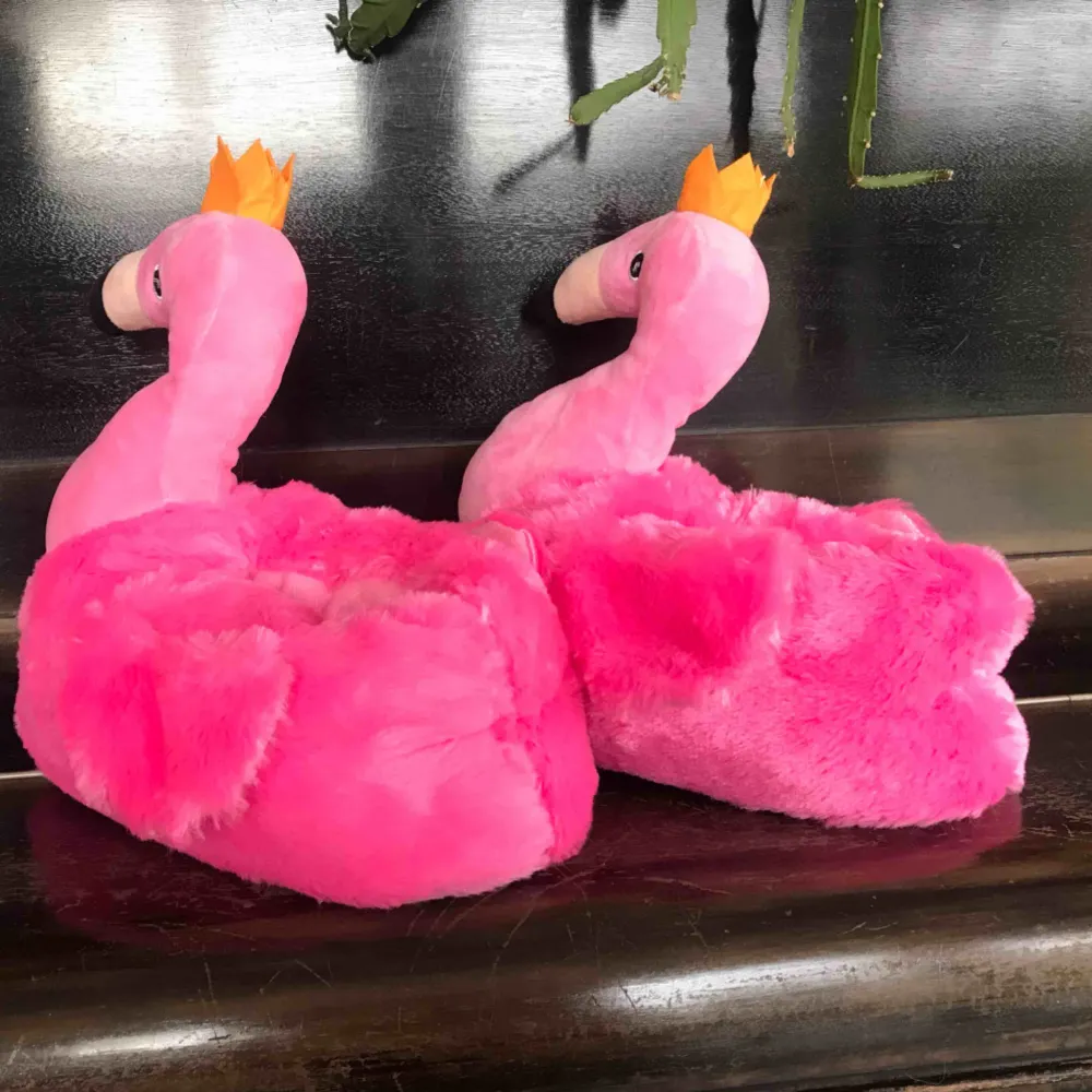 Ett par jättemysiga tofflor formade som flamingos! Aldrig använda därför i superbra skick:) Det blir en bra present när du inte vet vad du ska köpa;) Frakten är redan inräknad i priset💞💞. Skor.