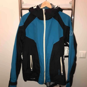  - Vindjacka från Strömbergs. Dragkedja är lite trög annars finns inget problem. Kan mötas upp i Stockholm, kan skickad via post men då står köparen för frakten.