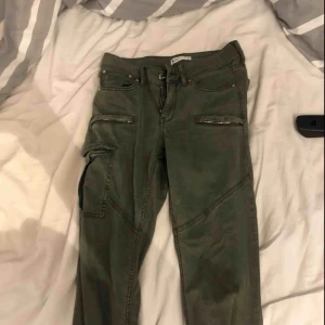  - Använt fåtal gånger, gröna cargo byxor. Lite i kortare modellen. Köpare står för frakt 