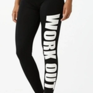  - Träningstight från ginatricot i storlek M. Sliten text därav priset 🌸