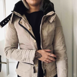  - Supersnygg jacka från Zara. Köpt för ca 700 kr. 