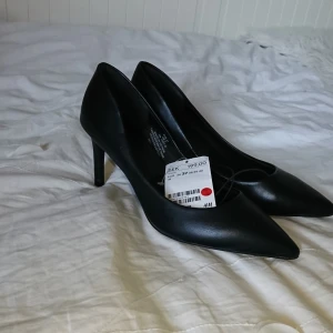  - Helt nya svarta "läder" klackar från H&M i storlek 37. Betalning via swish, köpare står för frakten