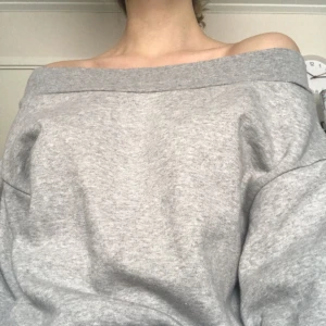  - Mysig off shoulder i fint skick. Frakt ingår 