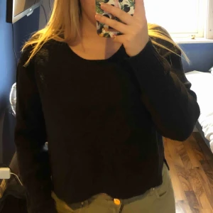  - Stickat tröja, lite kortare i modellen. Fint skick