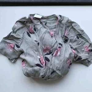  - Söt klänning från VILA - jag haft den som en kaftan, därför är det tillhörande bandet bortklippt. Man kan lätt fortfarande ha den som en klänning men då får man köra ett eget bälte eller ngt. köparen betalar frakt eller möts upp i centrala GBG! 