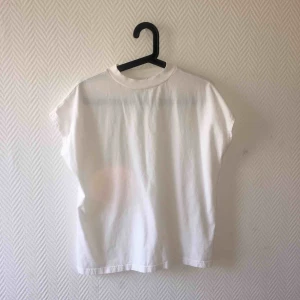 - Vit tshirt från weekday, knappt använd o säljes därför ☺️