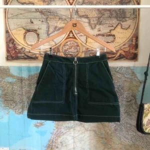  - Mörkgrön jeanskjol från Weekday, knappt använd och superfin! 