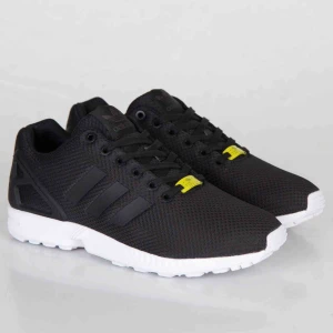  - Adidas ZX flux. Svarta. Strl 38-39.   Kan gå ner i pris vid snabb affär!!  Som nya, använd 2 gånger under förra sommaren. 