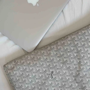  - Clutch/datorfodral från Goyard. OBS osäker på om den är äkta eller ej, köpt via en liknande second-hand app. Har swish! 