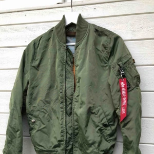  - Säljer min Alpha Industries bomberjacka som jag använt under en säsong. Modellen är figursydd och ganska tunn. Nypris 1499kr. Frakt tillkommer 🌸