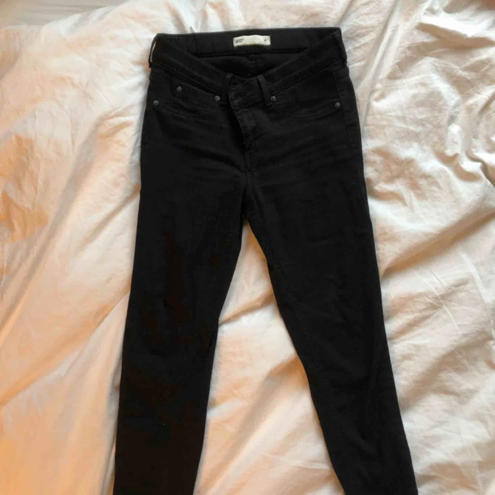Stretchiga jeansleggings med smal passform i storlek M ✨ Köpt för 299 kr från Gina Tricot och modellen på bilden är 176 cm lång och bär storlek S  Köparen står för frakten 💗. Jeans & Byxor.