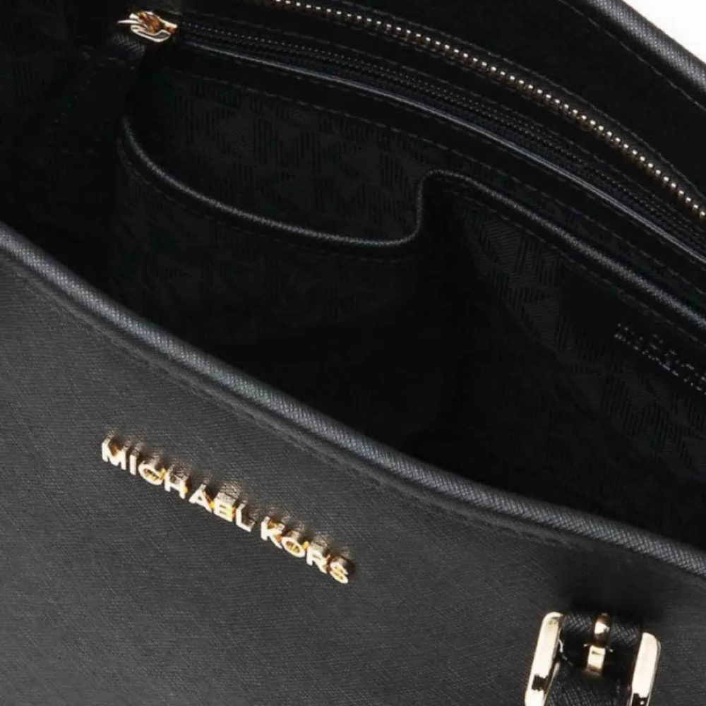 Modell: ”Michael Kors Jet set travel Saffiano Tote svart”  Väskan rymmer mycket och är väldigt stilren. Säljer eftersom jag tyvärr inte använder den längre. Kan skicka fler och bättre bilder på väskan vid intresse ☺️. Väskor.