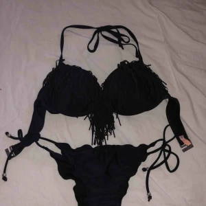  - Säljer min bikini då den inte passa. Överdelen är endast testad.  Bikinitrosorna är i stl M Överdelen är i 70 c/d 