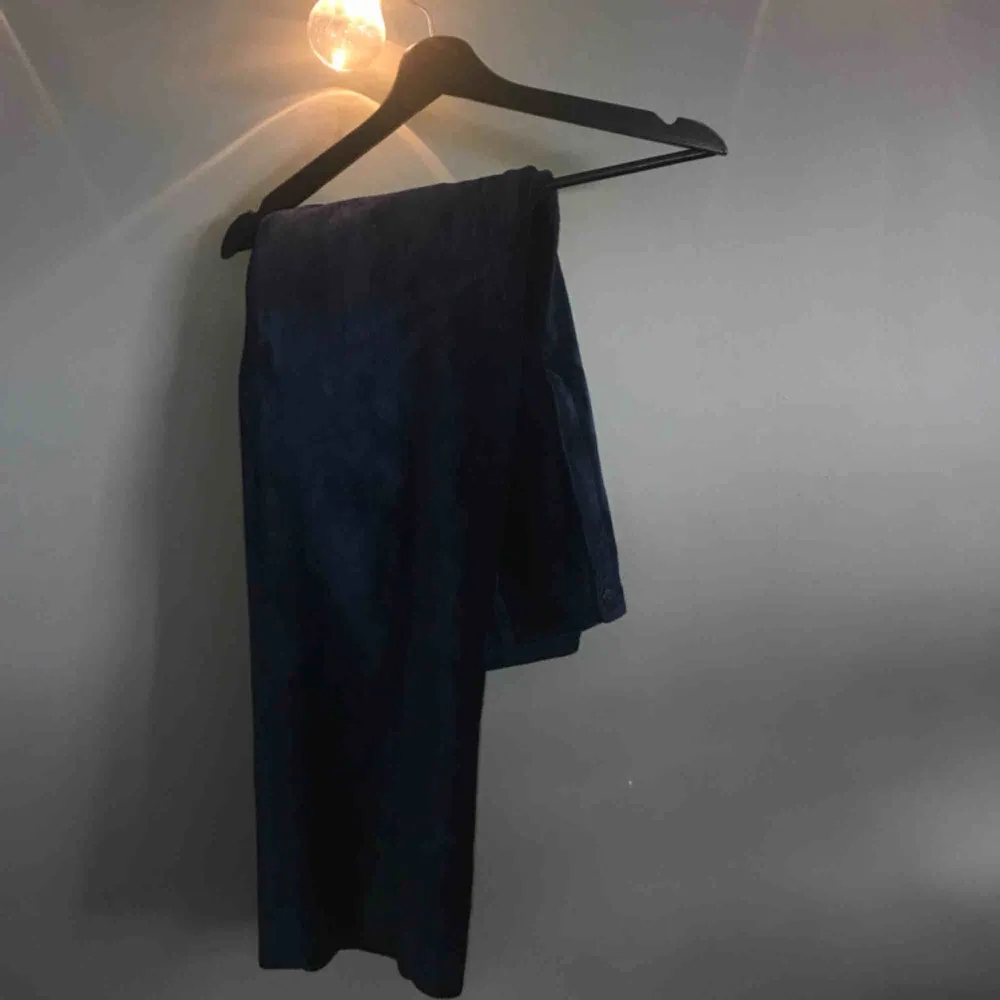 Stora marinblåa manchesterbyxor, supersköna!! Aldrig använda. Säljer för 90kr+frakt 😋. Jeans & Byxor.