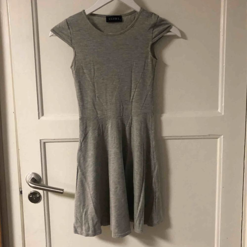 Fin grå klänning i storlek 4, motsvarar storlek XXS-XS. Fint skick!. Klänningar.