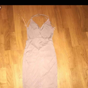  - Beige klänning ifrån Nelly med schrunch but! Aldrig använd.