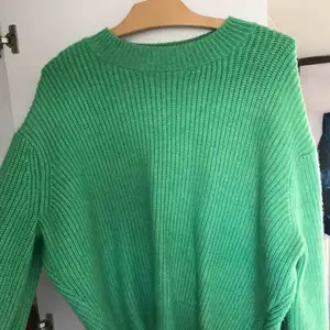 Jättefin grön stickad tröja, super modern. Kostade 399kr ny. Varit min favorit tröja men har tyvärr för många tröjor just nu 😩 Från H&M!