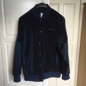  - Fräck jacka från Adidas i bomull och polyester 