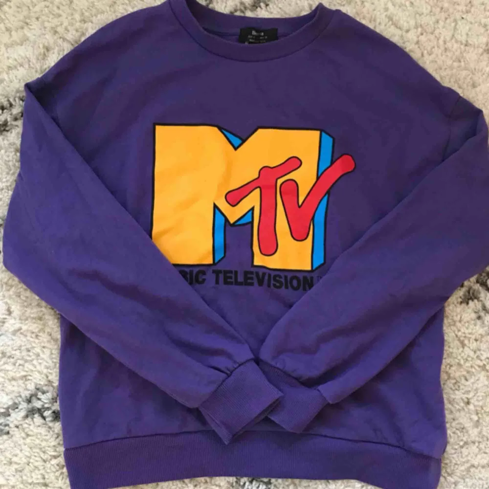 MTV sweater från bershka i storlek S Använd ett fåtal gånger. Kan mötas i Stockholm annars frakt. Priset kan disskuers. Tröjor & Koftor.