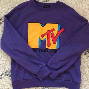 MTV sweater från bershka i storlek S Använd ett fåtal gånger. Kan mötas i Stockholm annars frakt. Priset kan disskuers