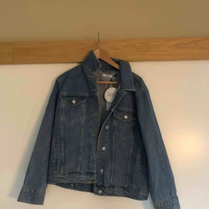  - Säljer min jeansjacka. Jackan är aldrig använd endast testad.  Är i stl M  Kan skickas emot fraktkostnad.  Nypris 800kr