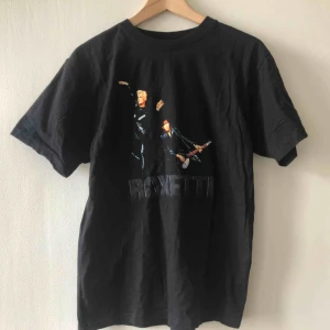  - Roxette T-shirt Trevligt skick. Kan hämtas i Uppsala eller skickas mot fraktkostnad 39 sek 