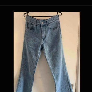  - Blåa jeans. Lite kortare än vanliga jeans.