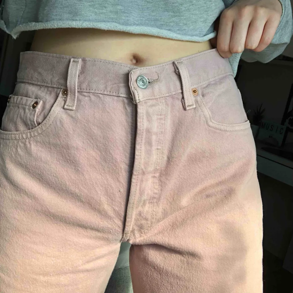Ett par rosa Levi jeans! De är begagnade och väl använda av deras första ägare. De är lite urtvättade och noppriga samt har några fläckar. Dock är de i fint skick och jättesnygga på! Passar mig som har M i byxor bra.. Jeans & Byxor.