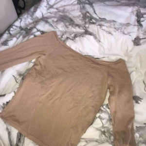  - Långärmad beige off shoulder tröja! Storlek S . Nytt skick och sitter stretchigt på!