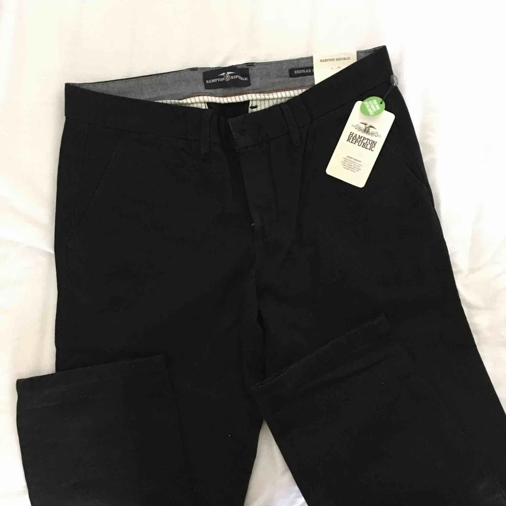 Svarta stilrena chinos från Hampton Republic i Kappahl. Aldrig använd . Jeans & Byxor.