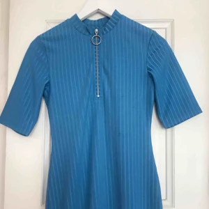  - En tight blå klänning som är typ lite ribstickad. En liten högre krage och dragkedja, slutar typ på mitten av låret. Skitsnygg verkligen men får tyvärr för lite användning hos mig. 🤩👍🏼😊 Kan mötas i Göteborg eller står köpare för frakt. 