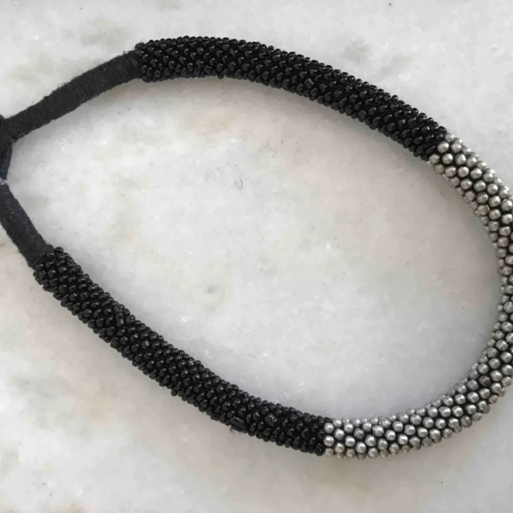 Rejält och snyggt halsband ifrån indiska. Aldrig använt. Frakt ingår💌. Accessoarer.