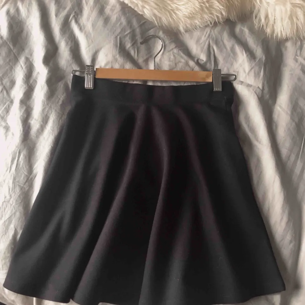 Snygg kjol från H&M storlek XS, frakt på 36kr tillkommer. Kjolar.