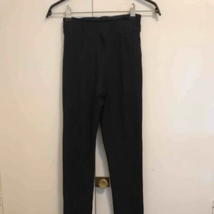  -  Stretch byxor från HM. Den är högmidja. Sitter som en smäck. Super fin!! Den är marinblå(icke svart) och har slits med dragkedja på framsida. Använt bara en gång!! Storlek xs