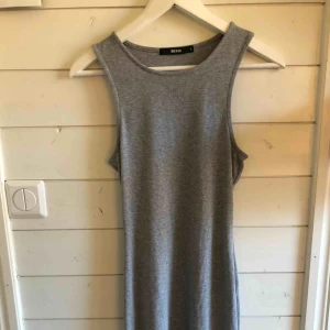  - Grå klänning från bikbok som slutar lite längre ner än knäna. Använd 1 gång. Köparen står för frakten!