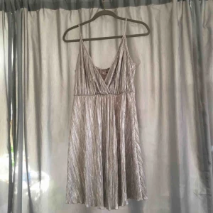  - Glittrig klänning, använd ett fåtal gånger så fint skick. Hör av er för fler foton eller så 😍