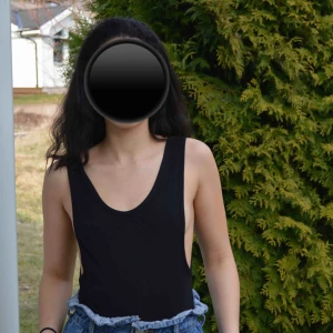  - Svart body med låg rygg och sideboob. Endast använd två gånger. Frakt tillkommer. 