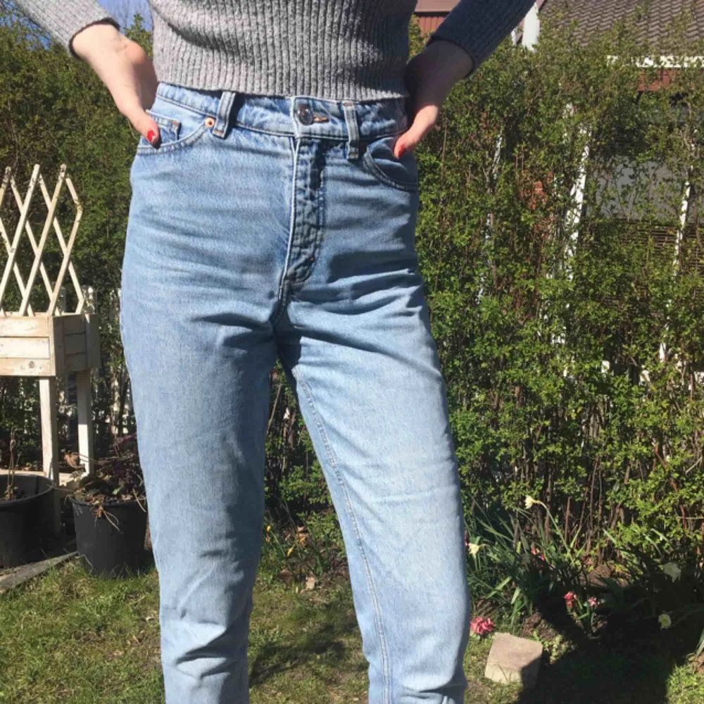 Skitsnygga jeans från Monki! Säljer pga för små. W25, highwaist. Kan mötas upp i Malmö annars står köparen för frakten.. Jeans & Byxor.